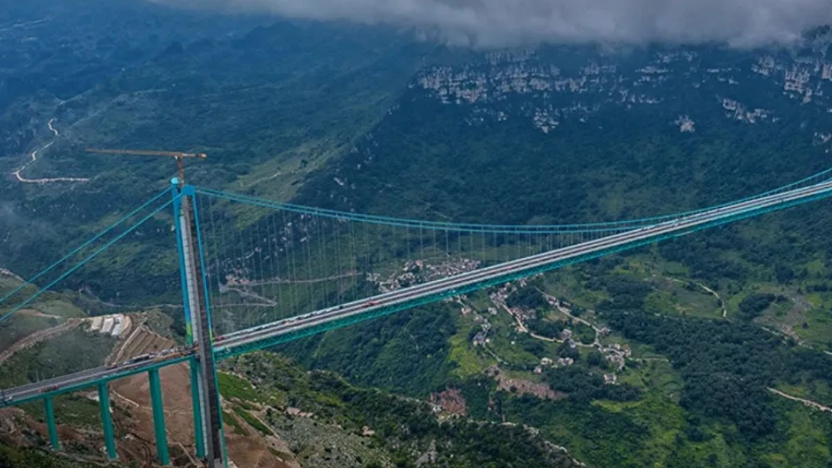 Najwyższy most na świecie gotowy Foto Most nad kanionem Huajiang