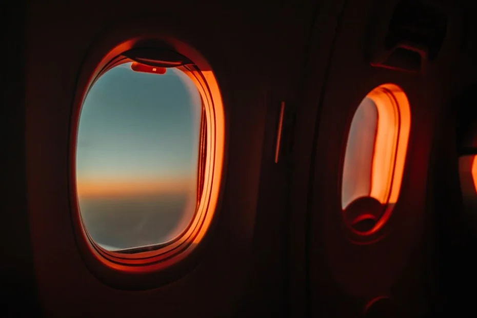 Dlaczego lepiej nie opierać się o okno w samolocie Foto: okna samolotu