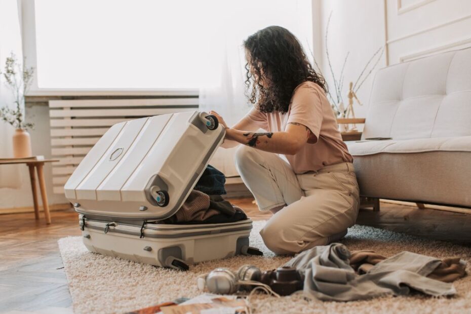 Co zabrać ze sobą w podróż. zdjęcie pakowanie walizki