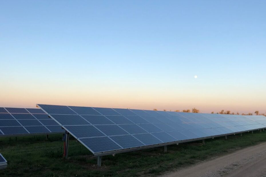 odwrócona fotowoltaika produkuje prąd nocą Foto: panele fotowoiltaiczne