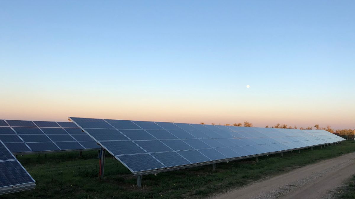 odwrócona fotowoltaika produkuje prąd nocą Foto: panele fotowoiltaiczne