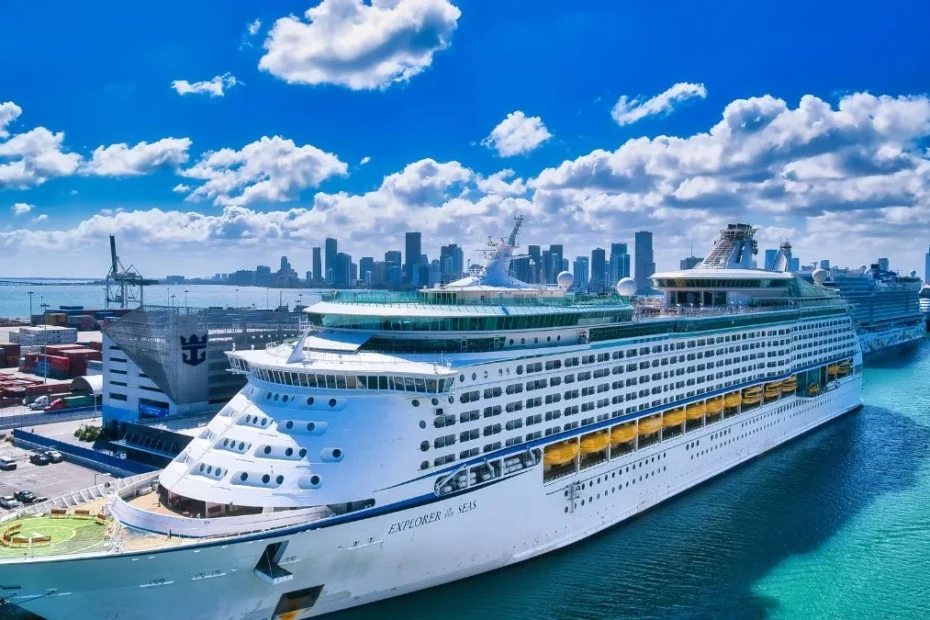 Ile kosztuje życie na luksusowym statku foto: Luksusowy statek wycieczkowy na otwartym morzu