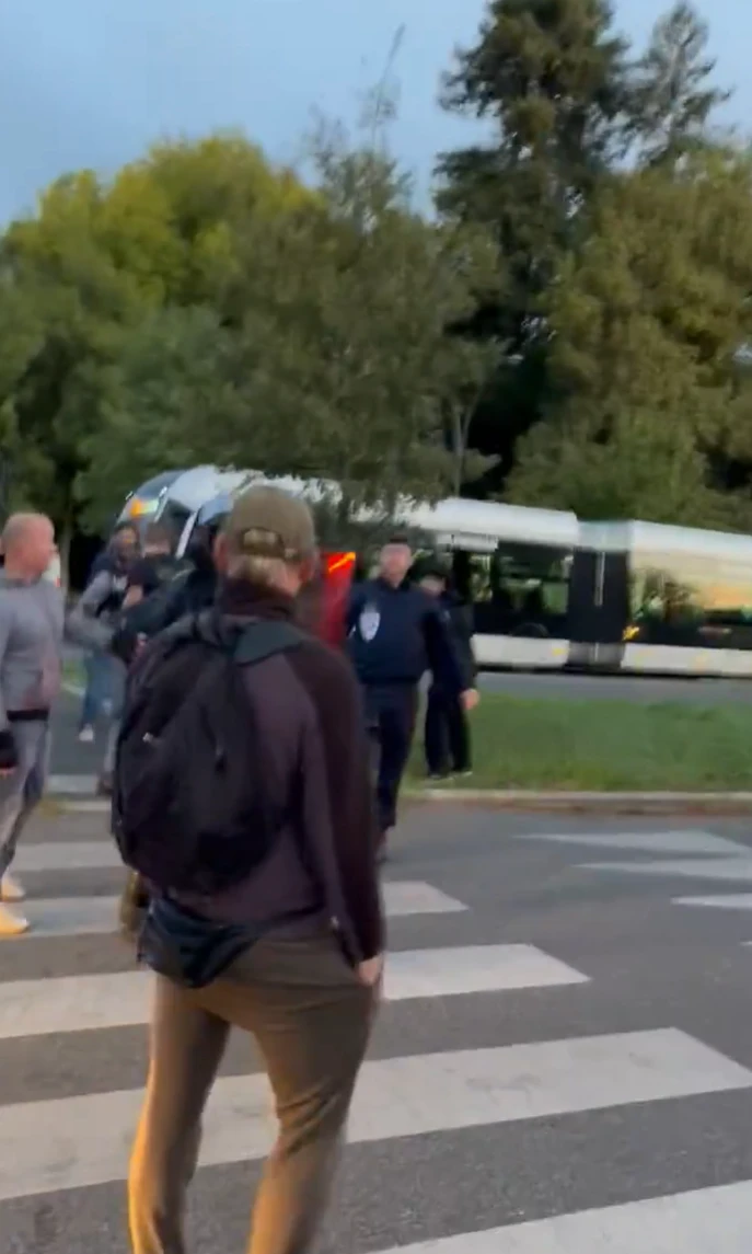 Totalny paraliż Paryża: płonące samochody i barykady. Ulice stolicy zmieniły się w pole walki