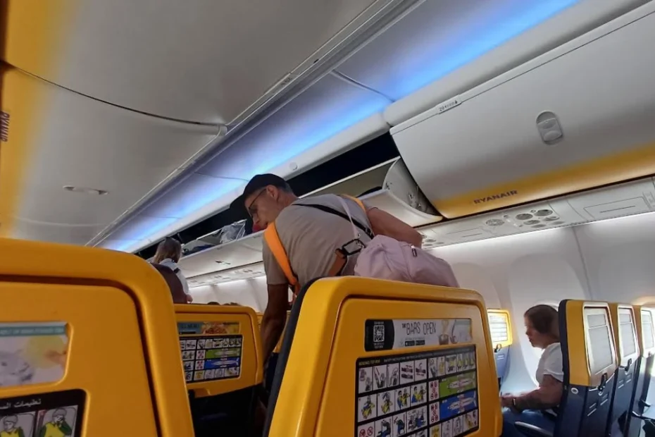 Ryanair skreśla trzy hiszpańskie lotniska z siatki połączeń Foto: Wnętrze samolotu Ryanair