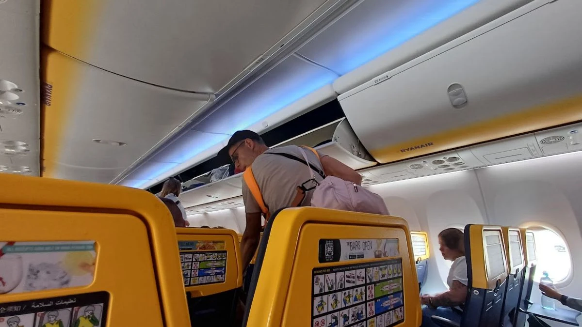 Ryanair skreśla trzy hiszpańskie lotniska z siatki połączeń Foto: Wnętrze samolotu Ryanair
