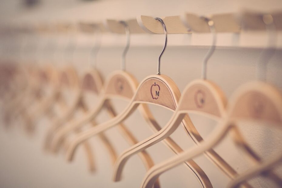 marka odzieżowa w Niemczech na krawędzi bankructwa Foto: puste wieszaki w sklepie