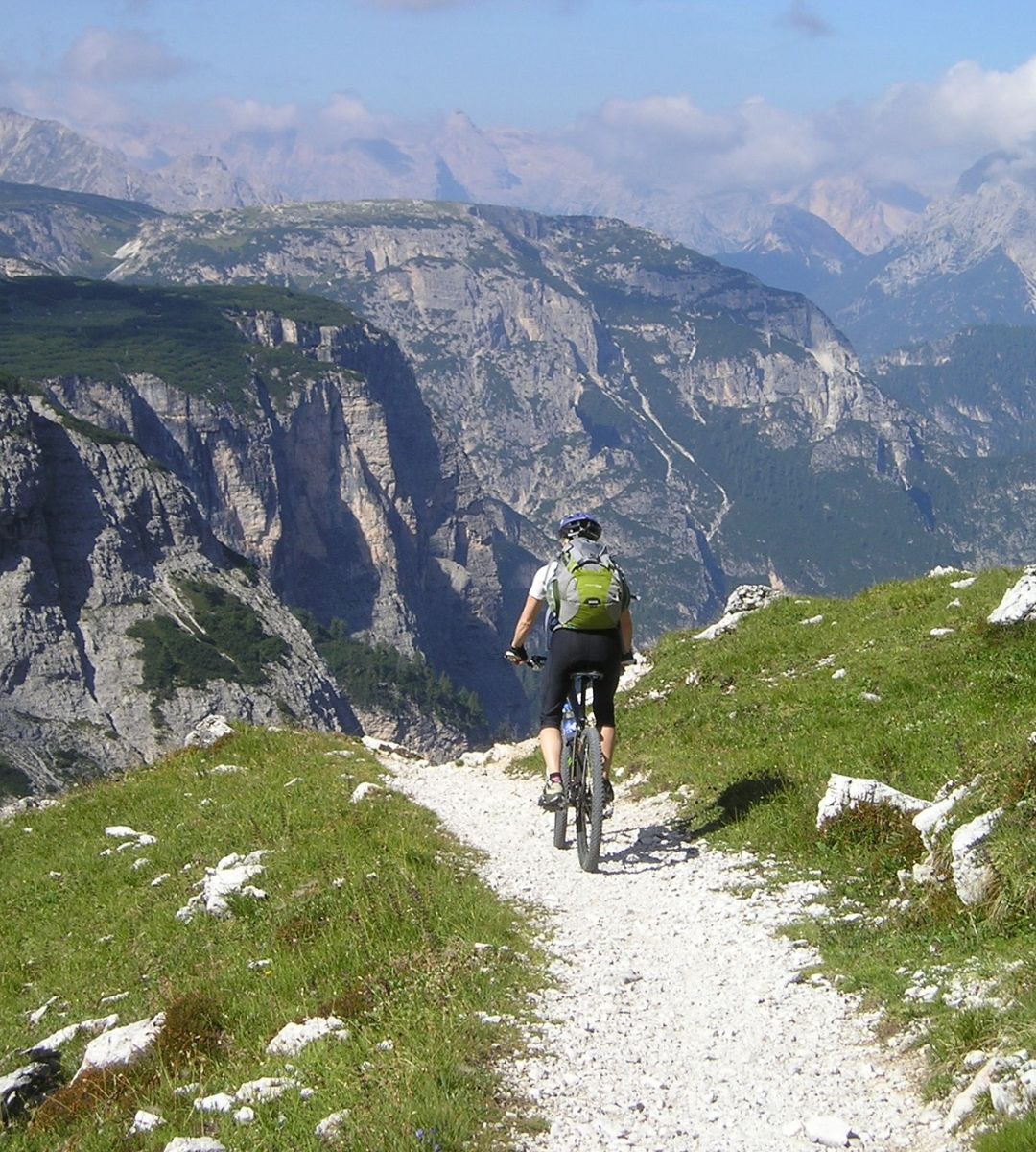 Śmiertelny wypadek Polki na nad jeziorem Garda Foto: mężczyzna na rowerze w górach