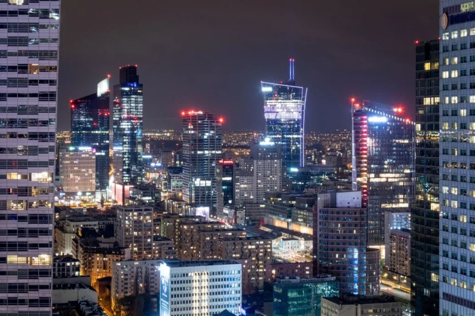 Sukces gospodarczy Polski Foto: panorama Warszawy nocą