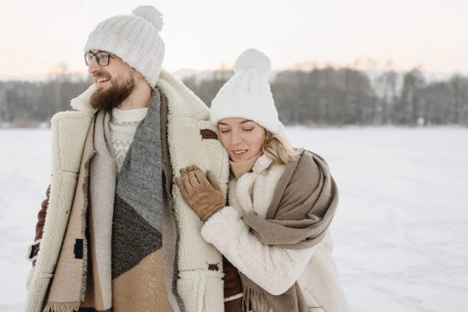 Niemiecki Bałtyk zimą Foto: para na spacerze zimą