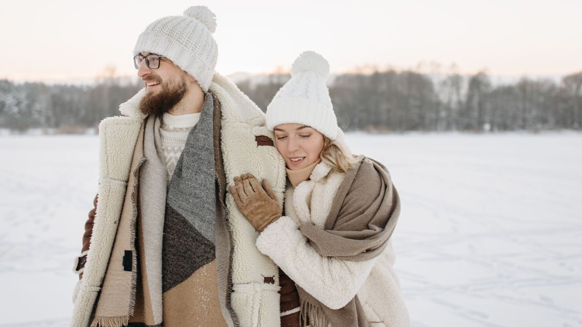 Niemiecki Bałtyk zimą Foto: para na spacerze zimą
