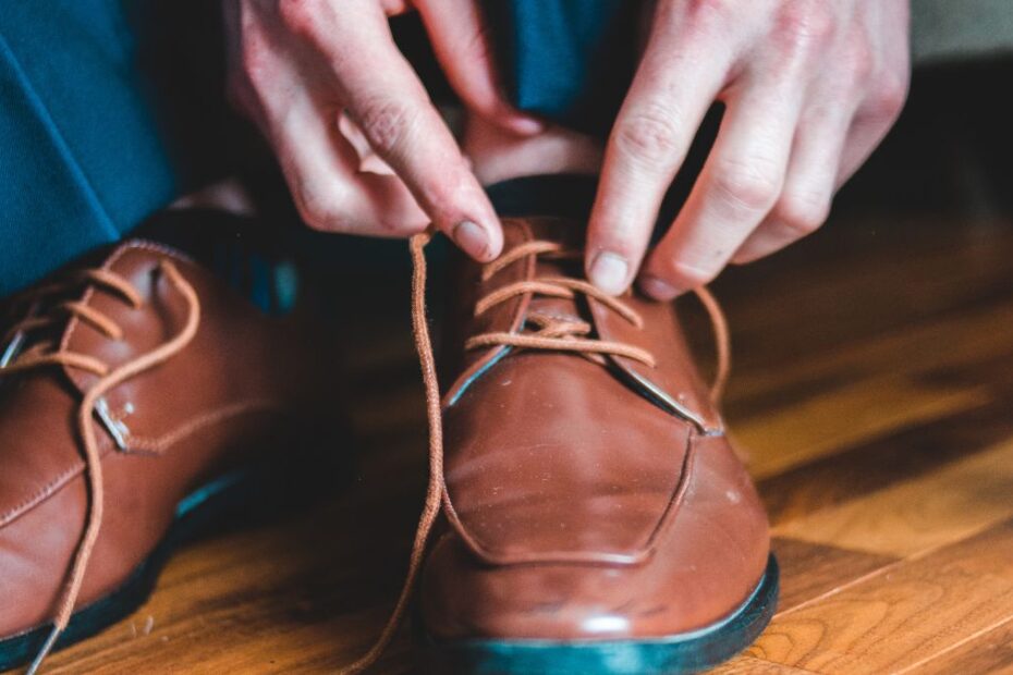 w jakich państwach zdejmujemy buty w domu Foto: mężczyzna zdejmuje buty