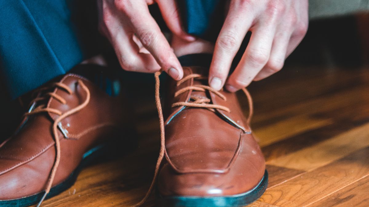 w jakich państwach zdejmujemy buty w domu Foto: mężczyzna zdejmuje buty