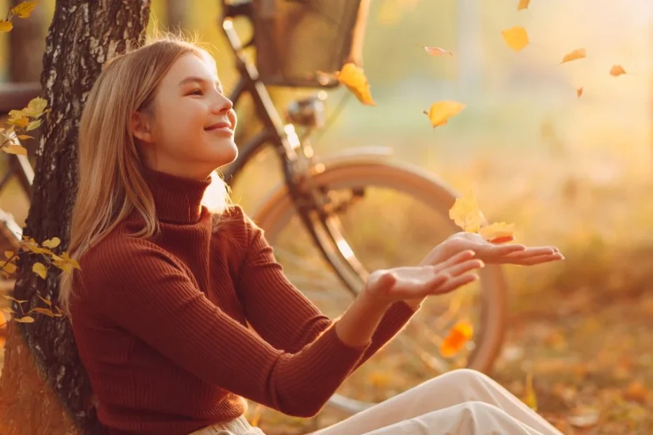 Najbardziej słoneczne miejsca na jesienne wakacje w Niemczech Foto: kobieta siedząca w parku