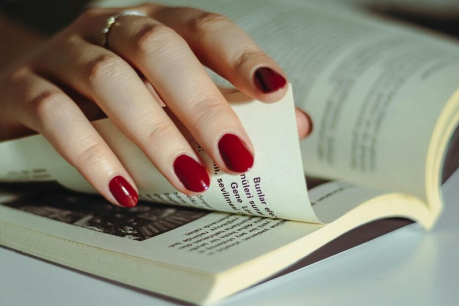 polskie książki najchętniej czytane za granicą Foto: kobieta przewraca strony książki