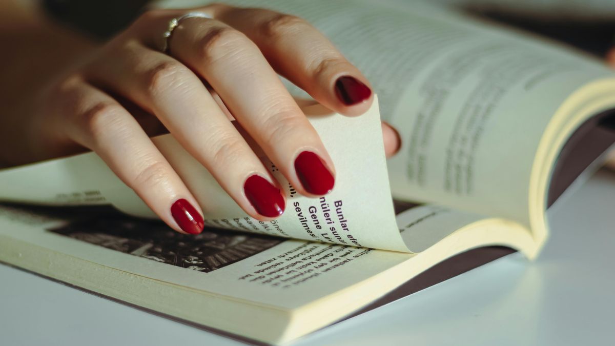 polskie książki najchętniej czytane za granicą Foto: kobieta przewraca strony książki