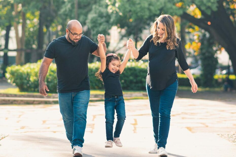 Które polskie miasta są najzdrowsze w 2025 Foto: rodzina na spacerze