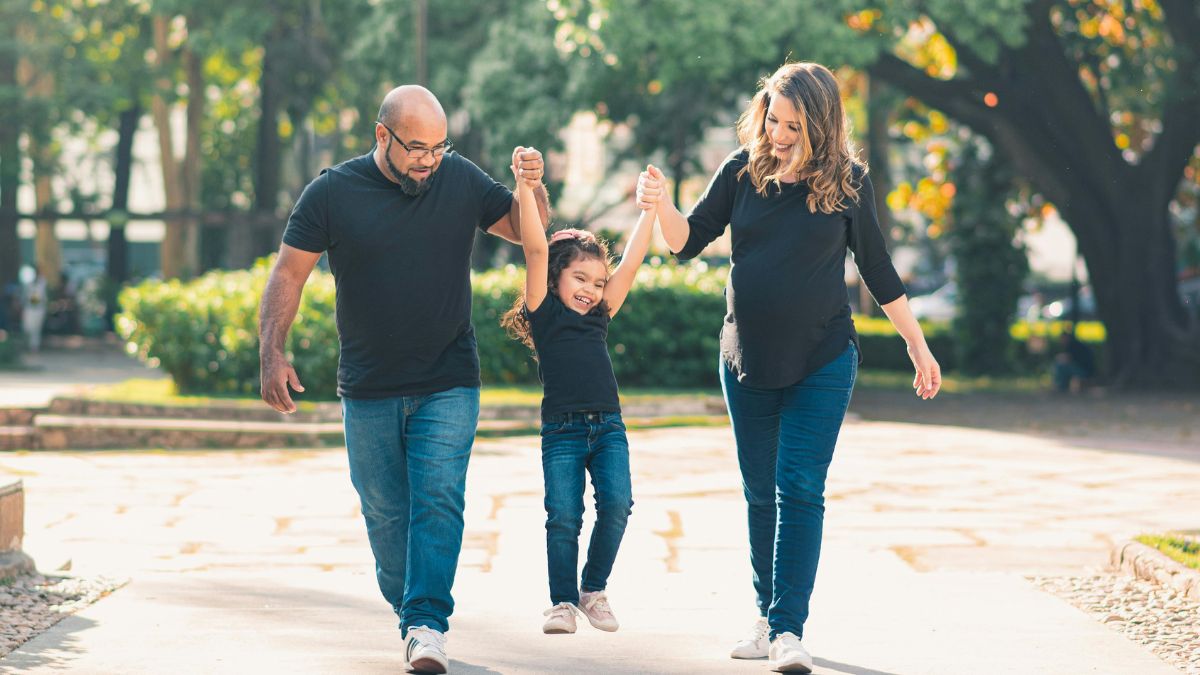 Które polskie miasta są najzdrowsze w 2025 Foto: rodzina na spacerze