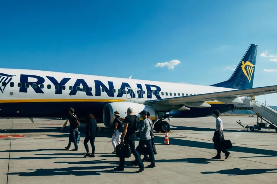 Ryanair rezygnuje z papierowych kart pokładowych Foto: Pasażerowie Ryanair wsiadający do samolotu