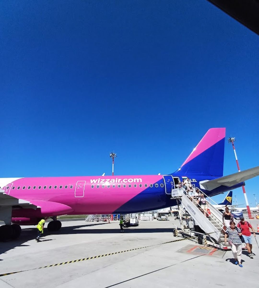 Nowa trasa z Wrocławia do Niemiec Foto: samolot Wizz Air na płycie lotniska
