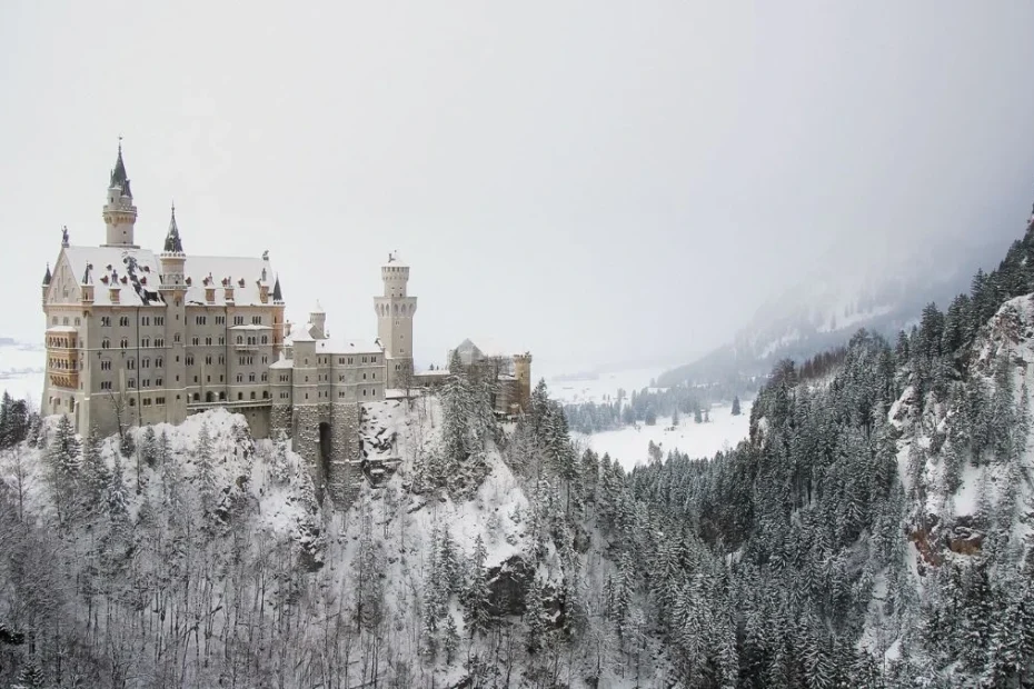 odwiedź te niemieckie miasta zimą Foto: Zamek w Niemczech zimą