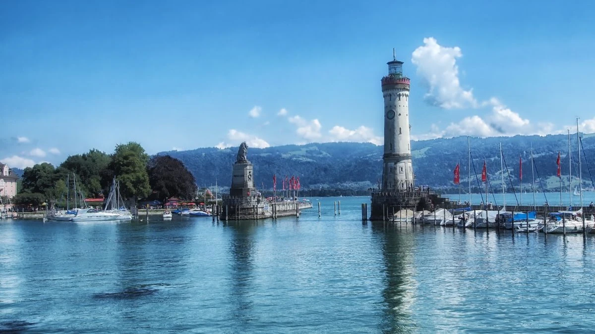 10 bajkowych miasteczek w Niemczech Foto: Widok na port i latarnię morską w Lindau nad Jeziorem Bodeńskim