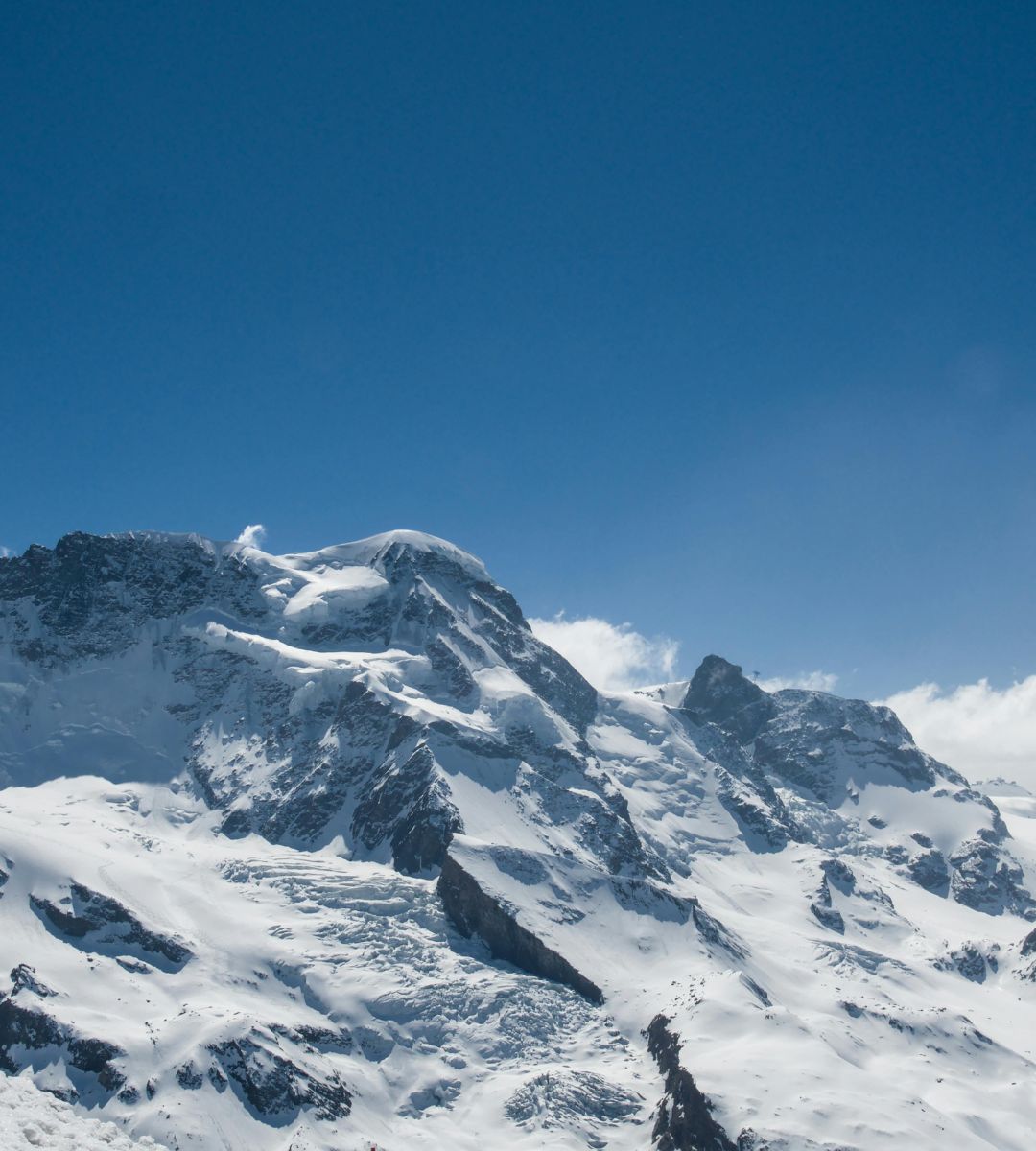 Katastrofalna lawina w Alpach. zdjęcie alpy zimą