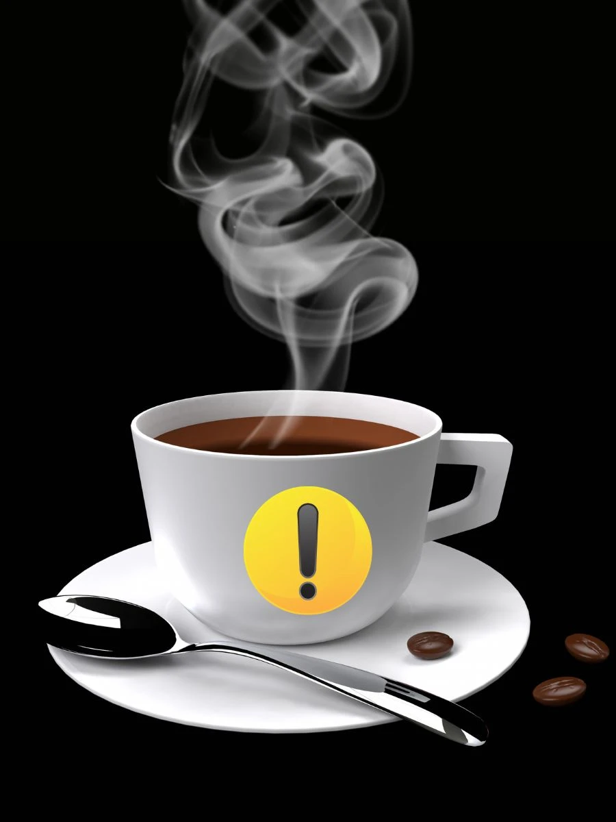 Kubek świeżo zaparzonej kawy stojący na stole