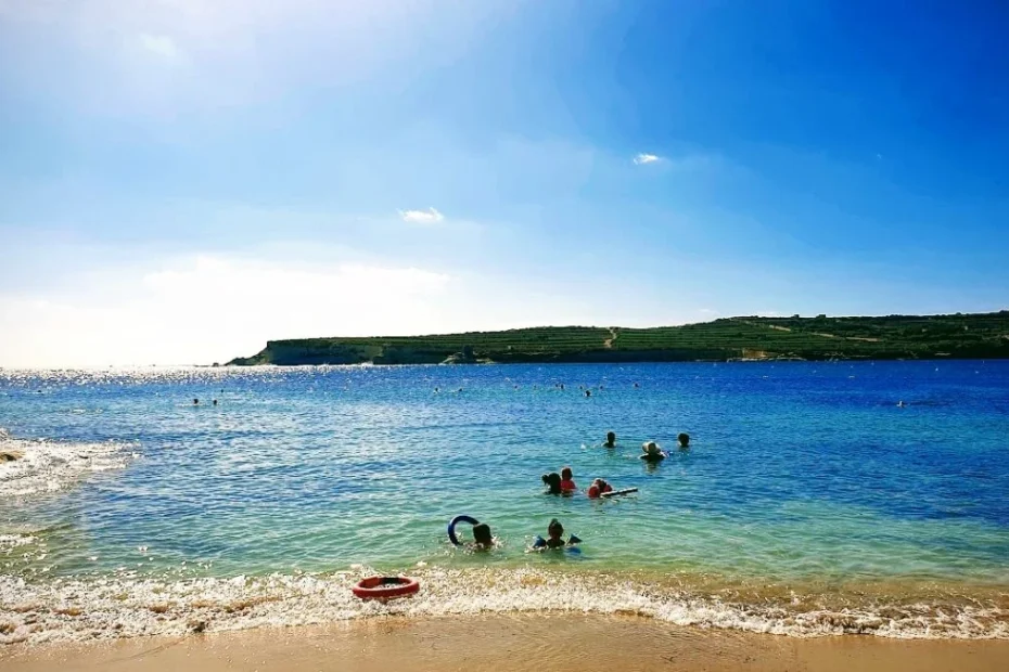 Zachwycająca europejska wyspa z błękitnym morzem Foto: plaża na Malcie
