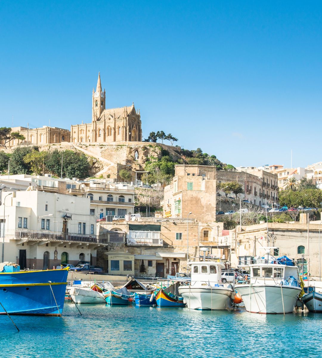 Zachwycająca europejska wyspa z błękitnym morzem Foto:  port rybacki na Malcie