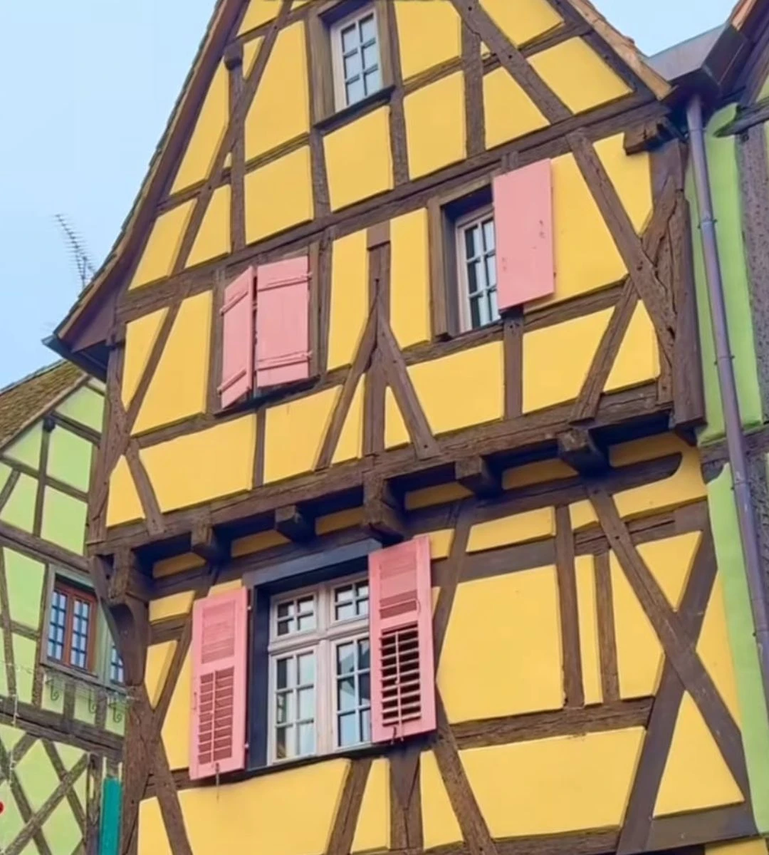 Miasteczko jak z filmu Disneya Foto: Domy w stylu muru pruskiego w Riquewihr