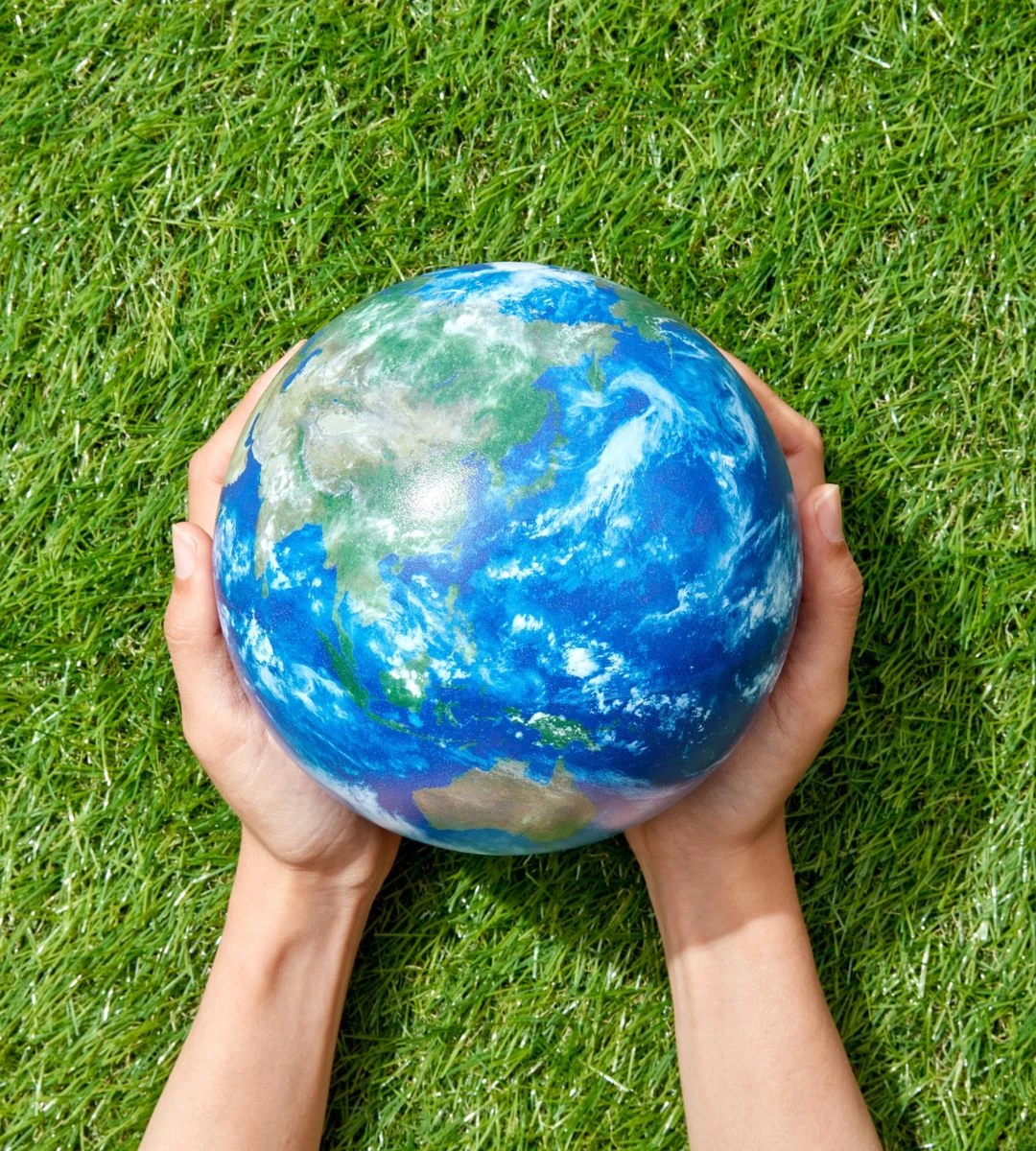 Astronomowie odkryli planetę podobną do Ziemi Foto: ręce trzymające ziemię  