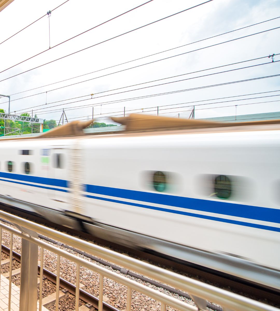 Najpiękniejsza podróż pociągiem w Europie Foto: szybki pociag w ruchu