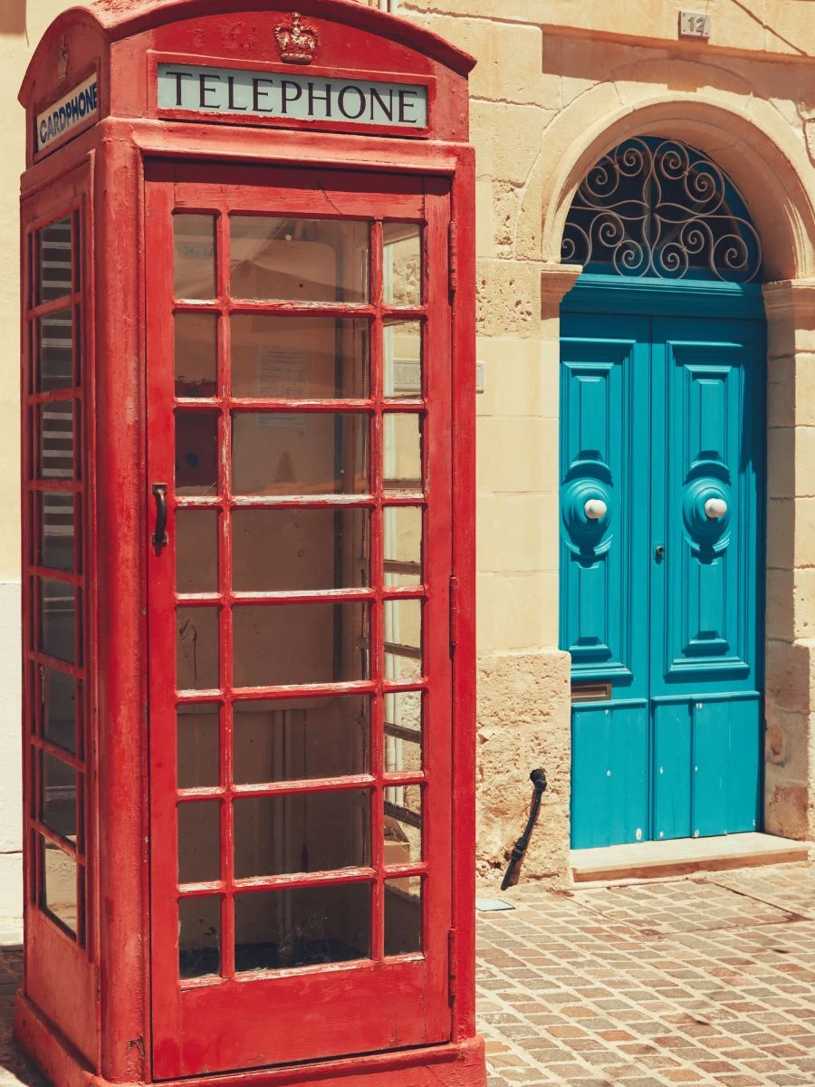 Zachwycająca europejska wyspa z błękitnym morzem Foto: Uliczka w Valletcie