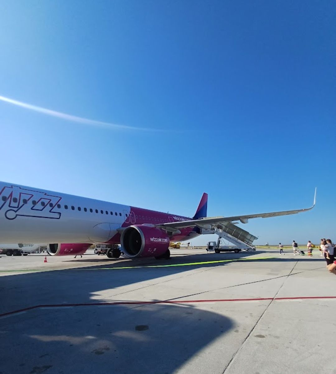 Wizz Air uruchamia nowe kierunki z Polski Foto: pasażerowie wsiadający do samolotu Wizz Air