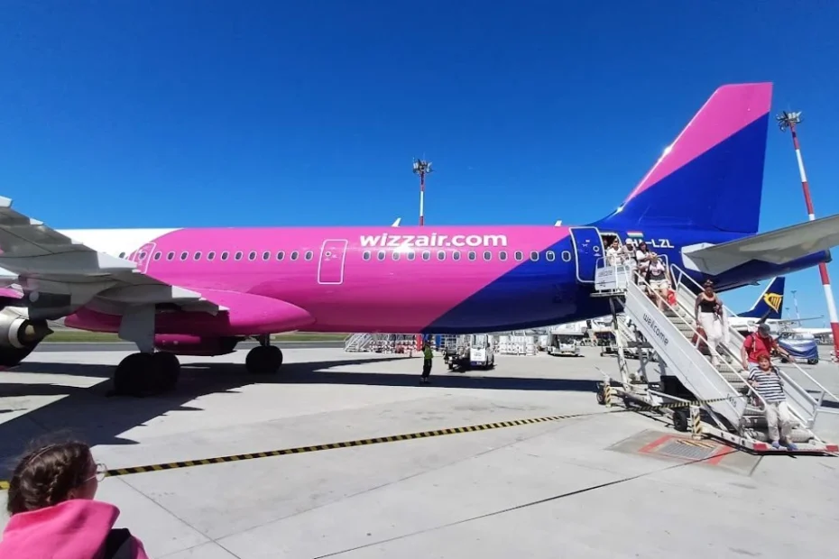 Wizz Air uruchamia nowe kierunki z Polski Foto: pasażerowie wsiadający do samolotu Wizz Air