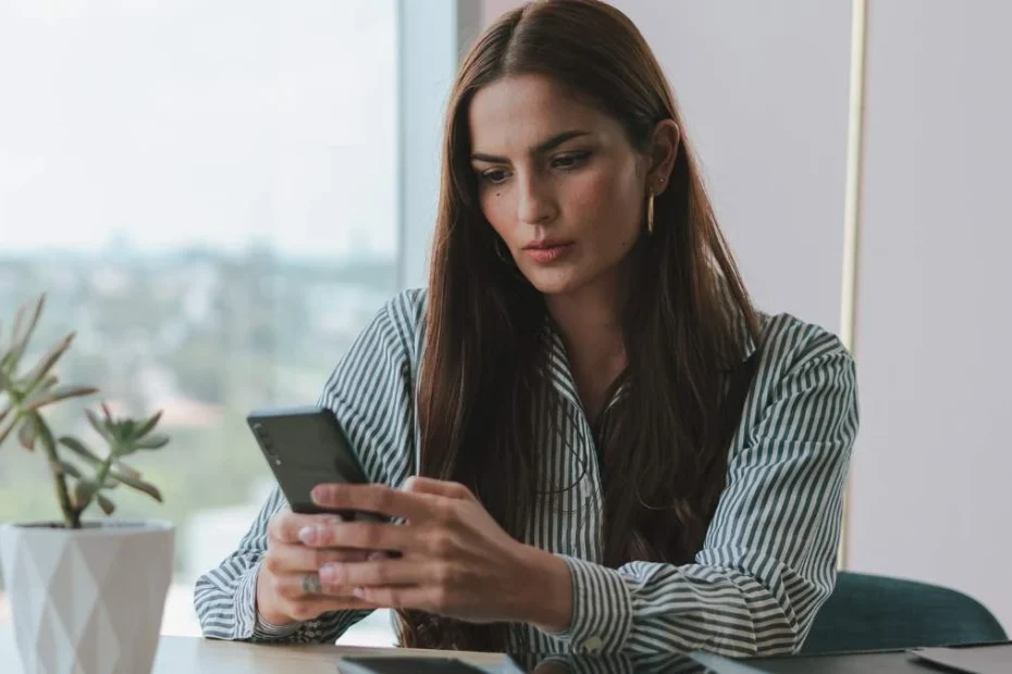 Telefon podsłuchuje rozmowy telefon komórkowy w ręce