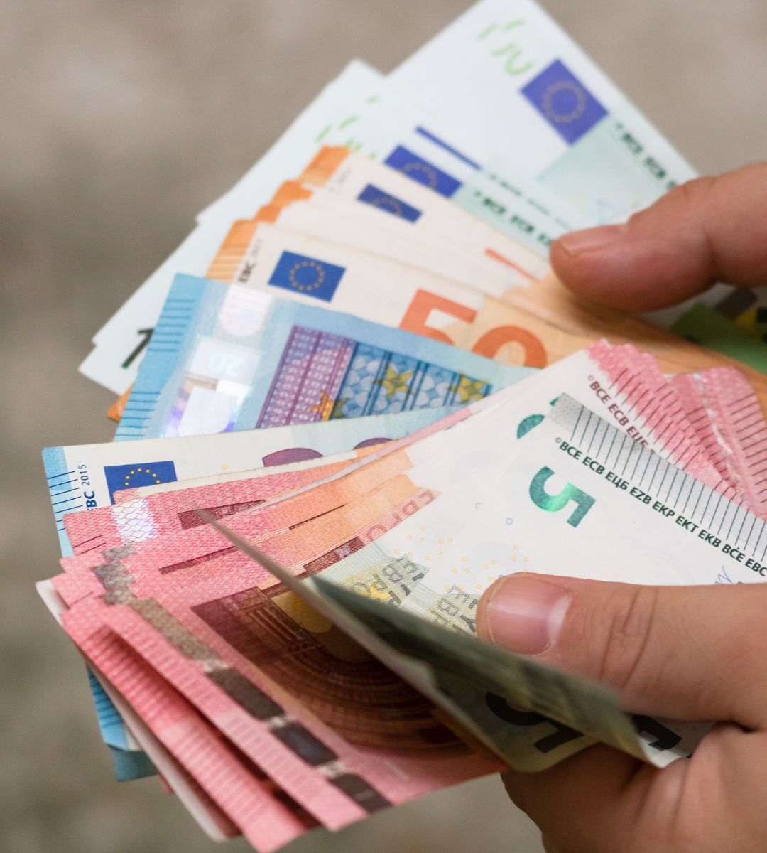 Jeden banknot euro znika na zawsze.