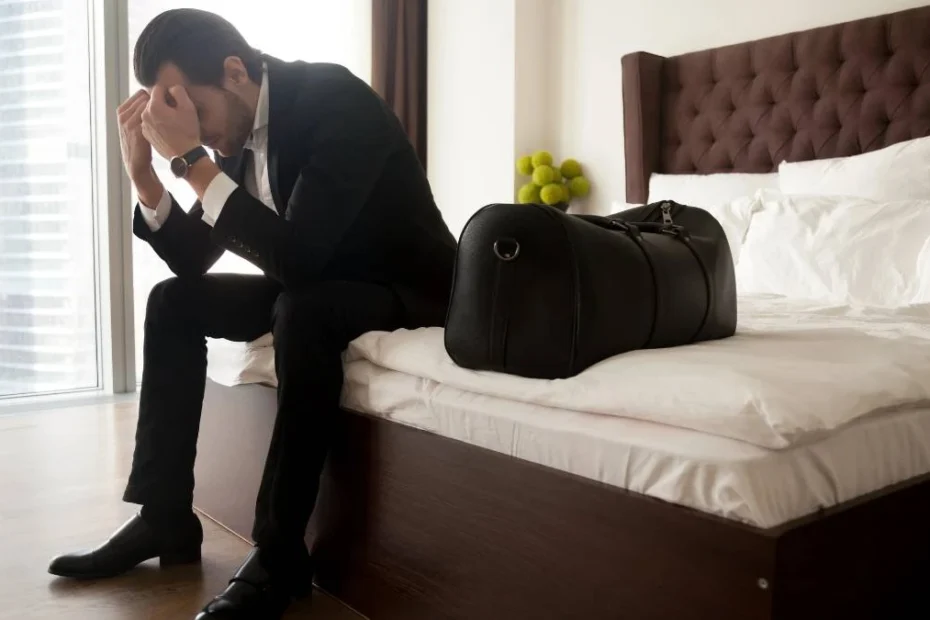 Jak rozpoznac zly hotel zdjecie mezczyzna siedzi na lozku w hotelu