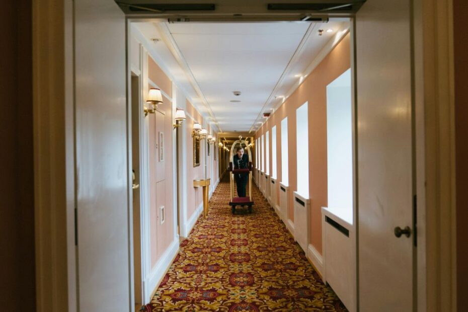 Gdzie znajduje się największy hotel świata Foto: długi korytarz hotelowy