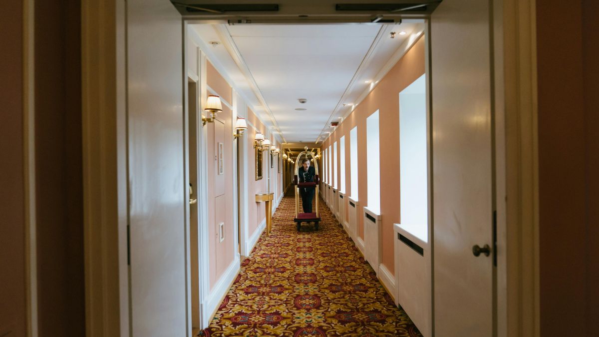 Gdzie znajduje się największy hotel świata Foto: długi korytarz hotelowy