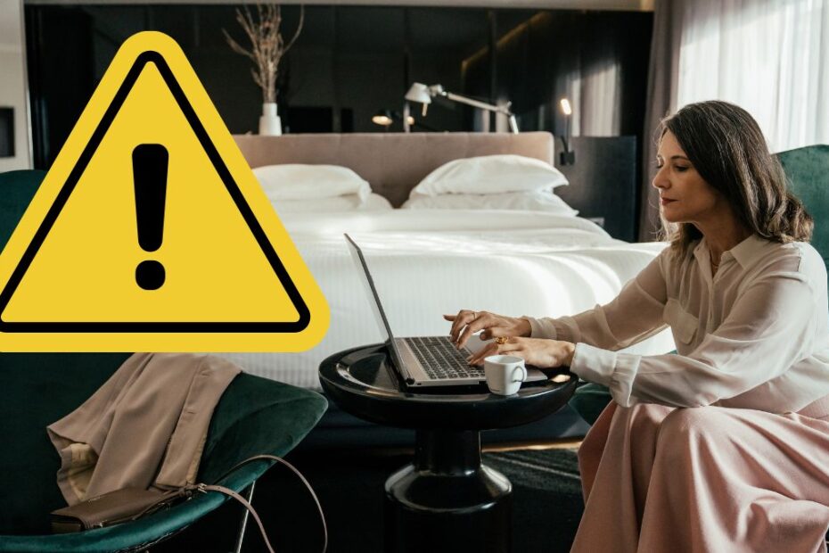 Czego nie robić w hotelu zdjęcie kobieta w pokoju hotelowym