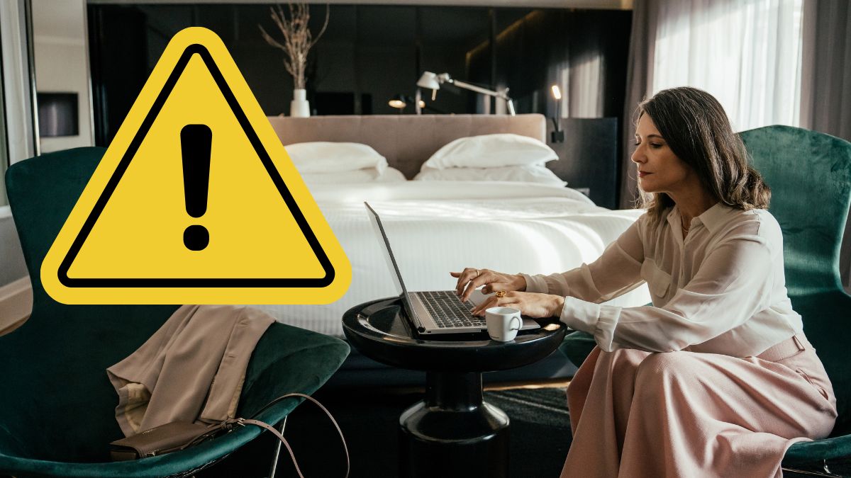 Czego nie robić w hotelu zdjęcie kobieta w pokoju hotelowym