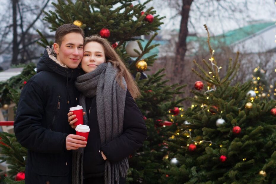 Najbardziej romantyczne jarmarki bożonarodzeniowe w Europie Foto: para na jarmarku świątecznym