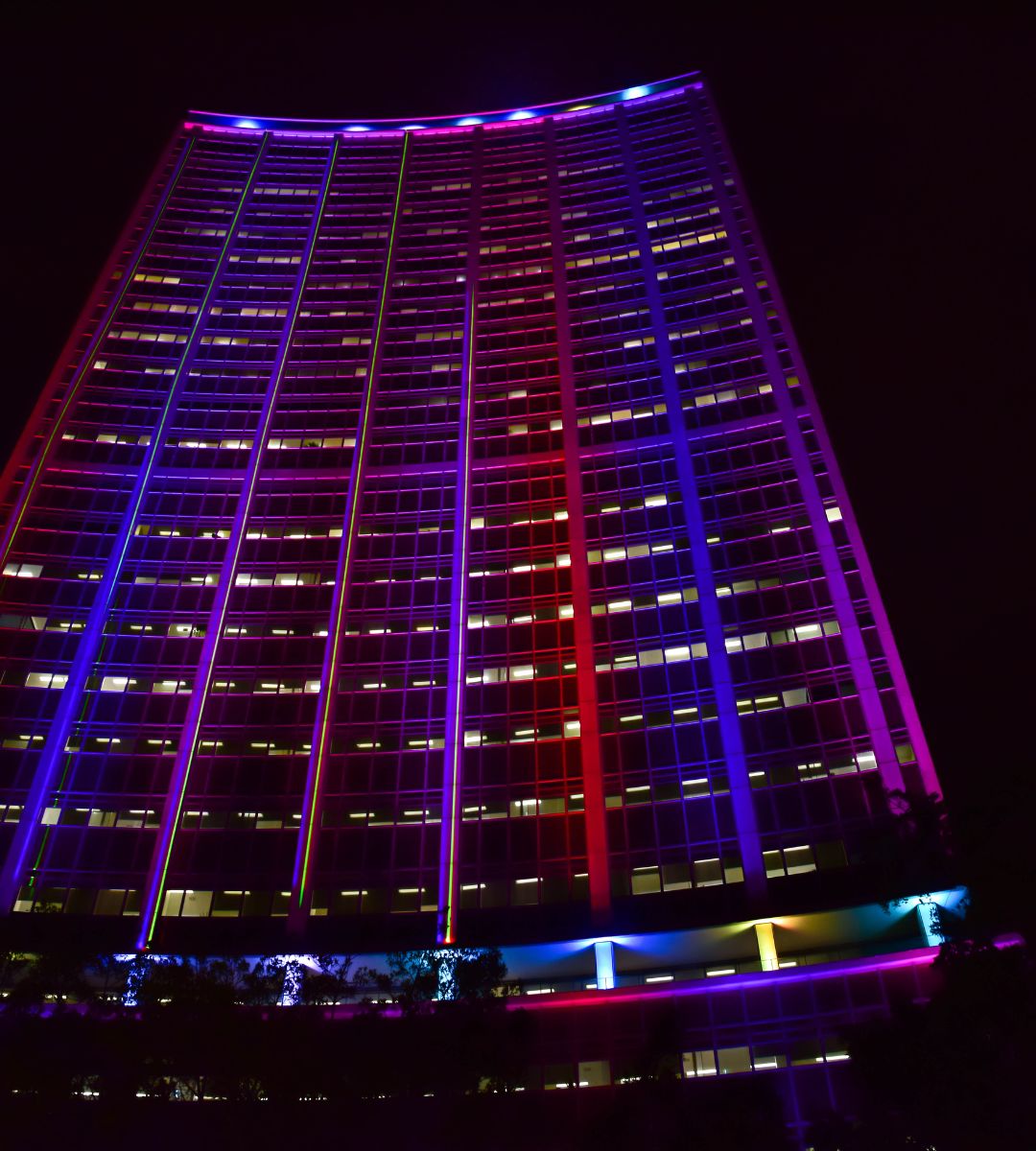 Gdzie znajduje się największy hotel świata Foto: wysoki budynek hotelowy