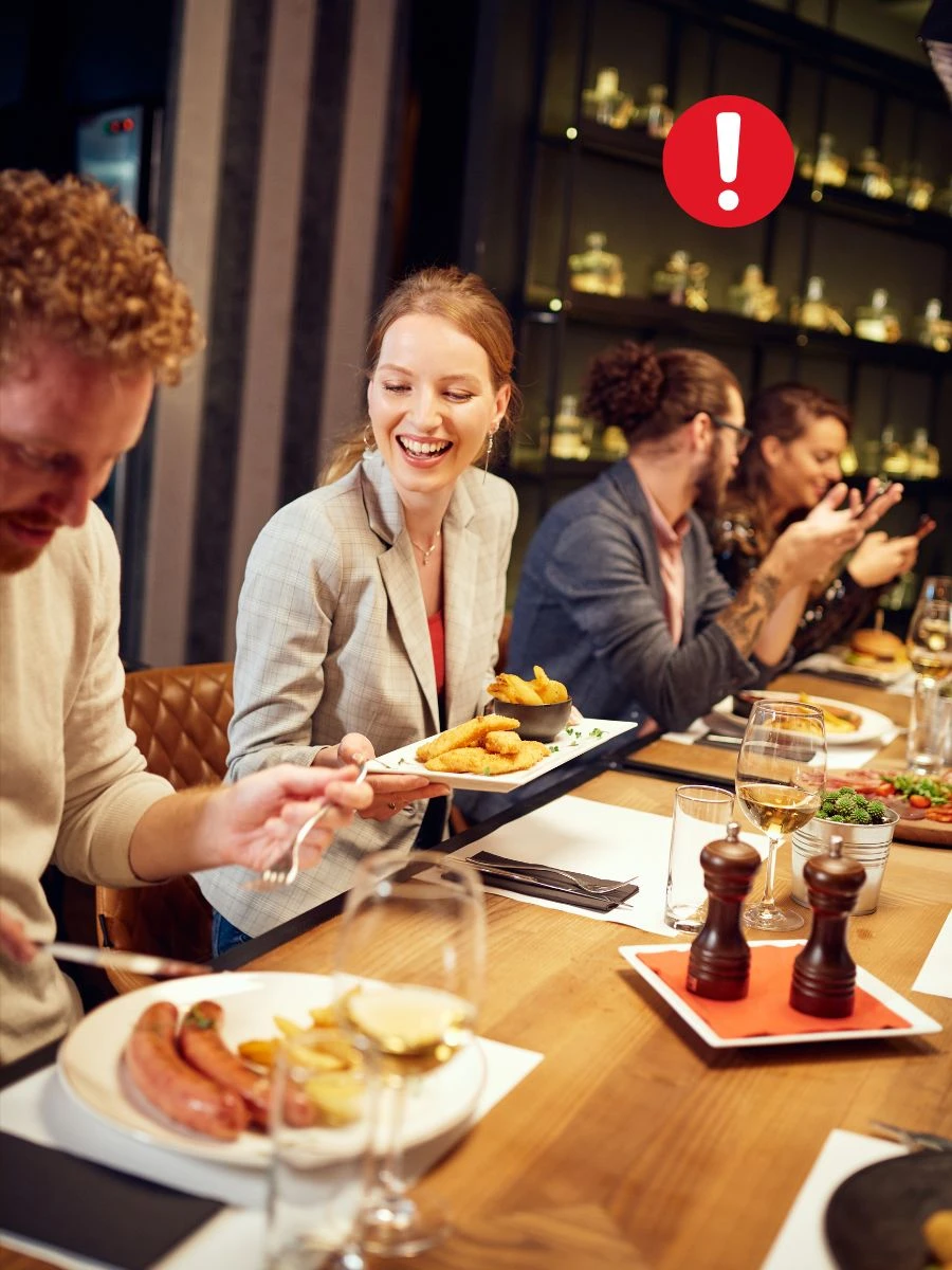 Układanie naczyń po posiłku w restauracji