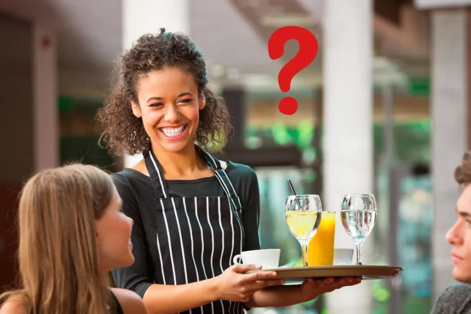 Układanie naczyń po posiłku w restauracji