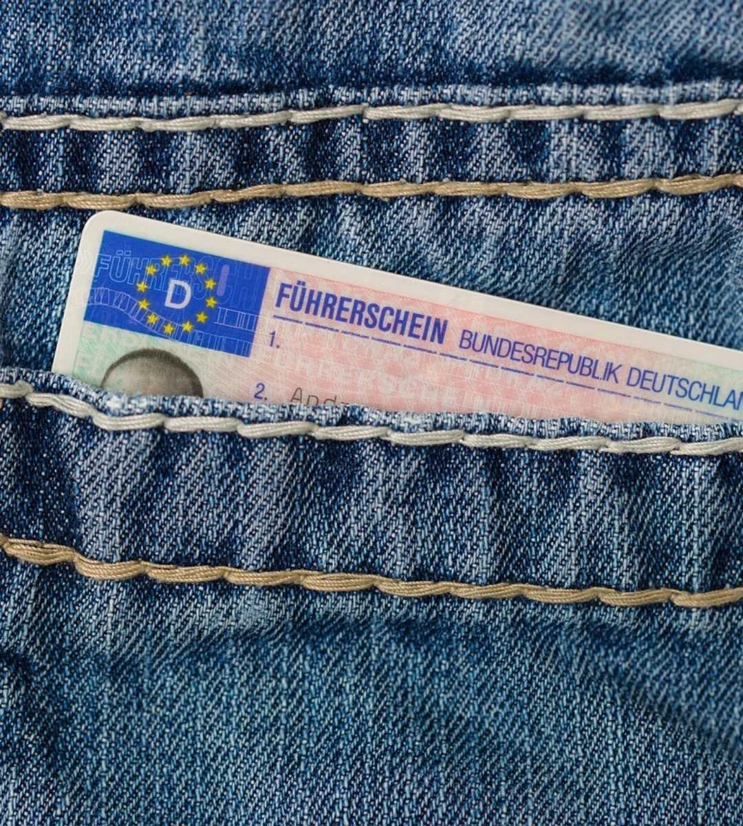 Kobieta prowadziła samochód bez prawa jazdy przez 17 lat zdjęcie prawo jazdy niemieckie w kieszeni