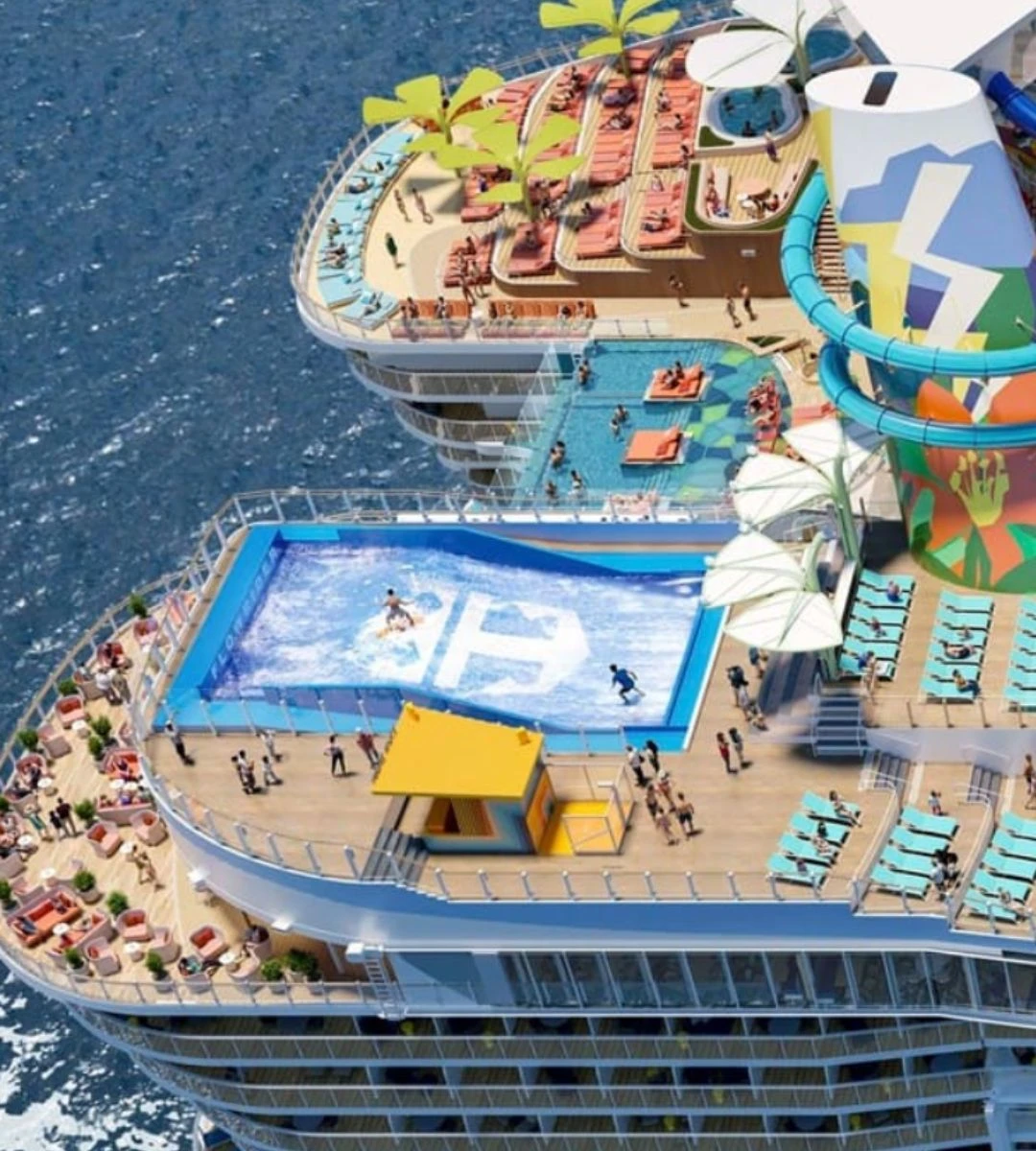 największy statek świata Legend of the Seas Foto: Nowoczesny statek wycieczkowy na wodzie