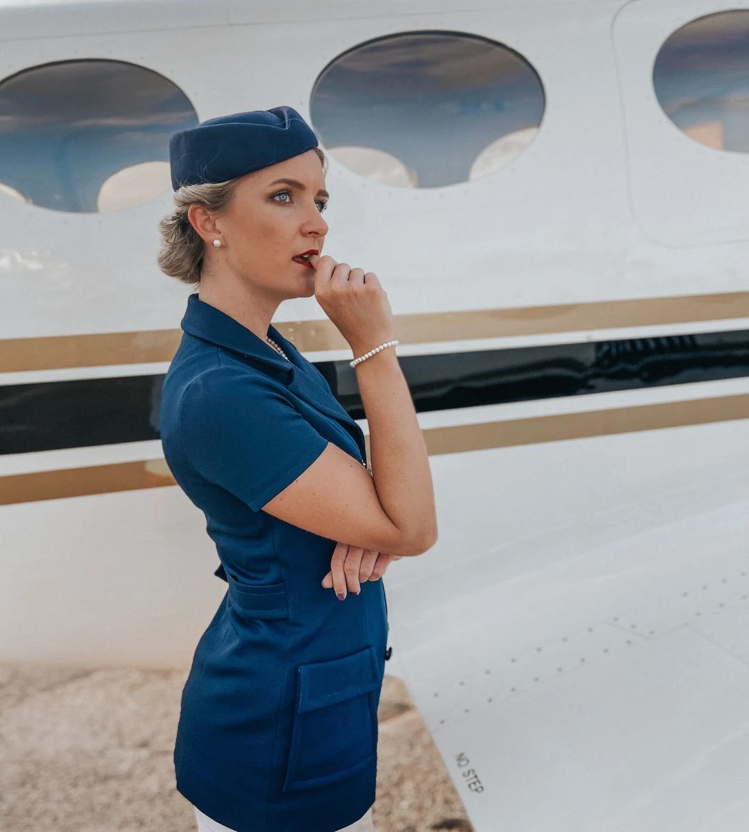 Najpiękniejsze stewardessy świata Foto: Stewardessa przy samolocie w eleganckim uniformie