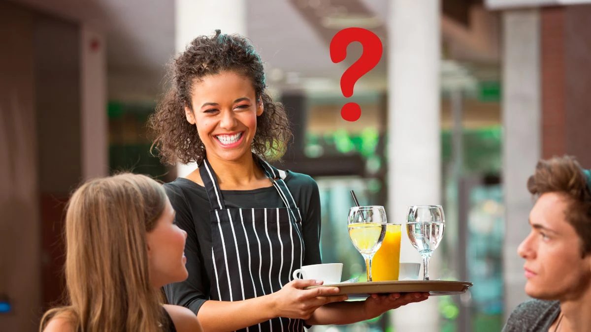 Klient pomaga kelnerowi sprzątać stół w restauracji